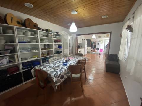 Oportunidade única no coração das velas: moradia t4 com quintal e zona comercial