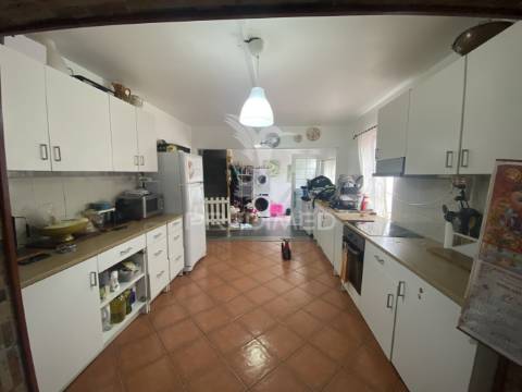 Oportunidade única no coração das velas: moradia t4 com quintal e zona comercial