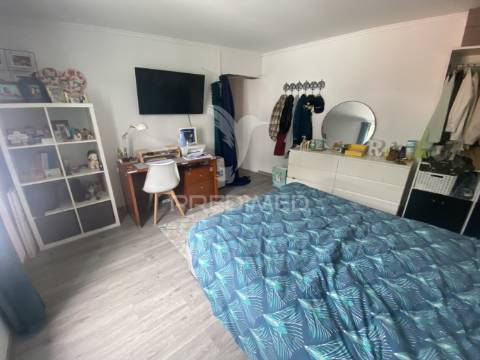 Oportunidade única no coração das velas: moradia t4 com quintal e zona comercial