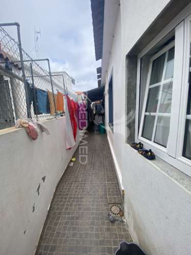 Oportunidade única no coração das velas: moradia t4 com quintal e zona comercial