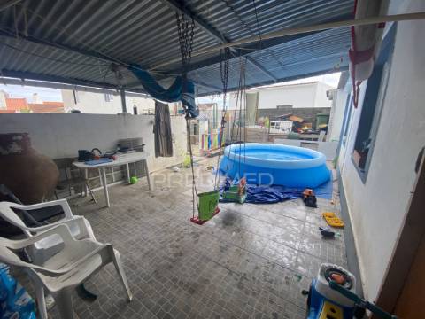 Oportunidade única no coração das velas: moradia t4 com quintal e zona comercial