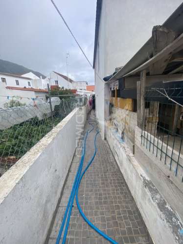 Oportunidade única no coração das velas: moradia t4 com quintal e zona comercial