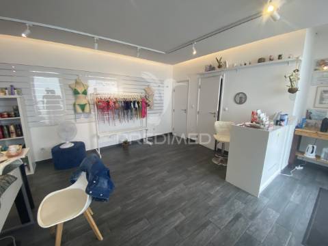 Oportunidade única no coração das velas: moradia t4 com quintal e zona comercial