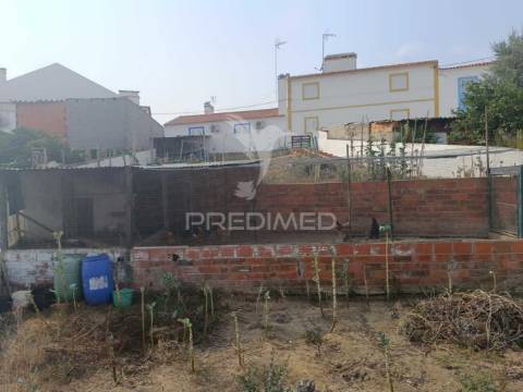 Terreno urbano com 276 m2, para construção de moradia com 165 m2