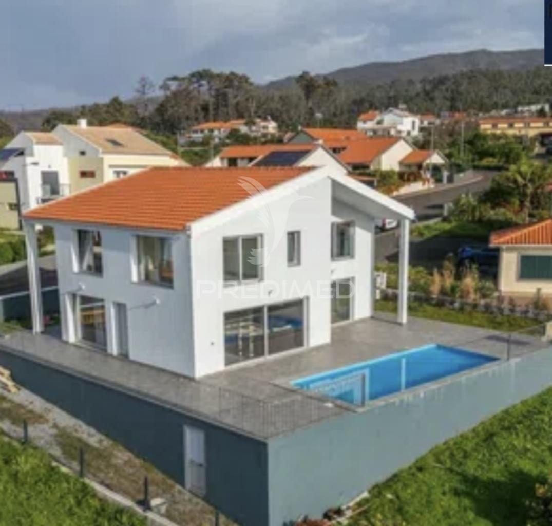 Moradia de sonho com 3 suites, piscina e jardim – privacidade, luz natural e conforto garantidos!