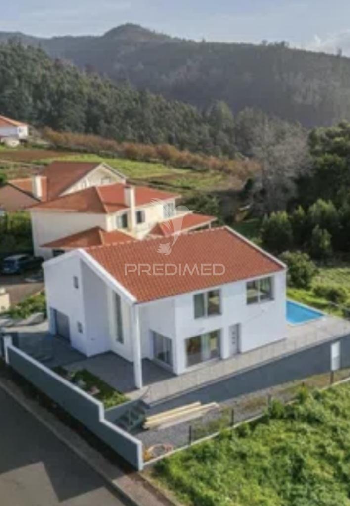 Moradia de sonho com 3 suites, piscina e jardim – privacidade, luz natural e conforto garantidos!