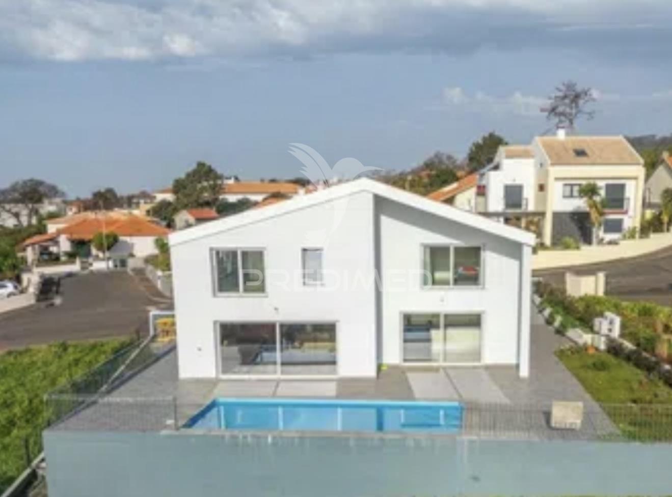 Moradia de sonho com 3 suites, piscina e jardim – privacidade, luz natural e conforto garantidos!