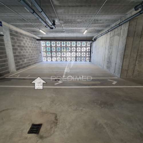 Lugar de garagem junto à praia canidelo