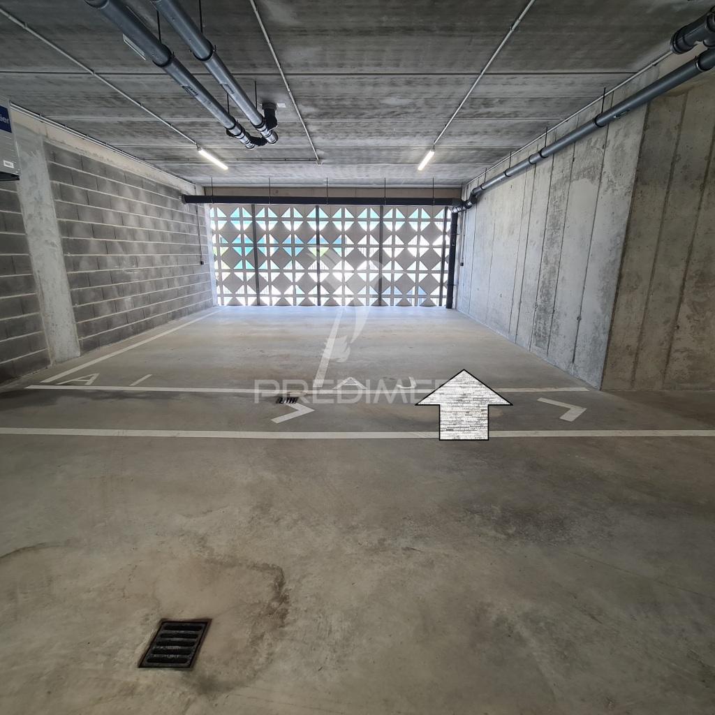 Lugar de garagem junto à praia canidelo