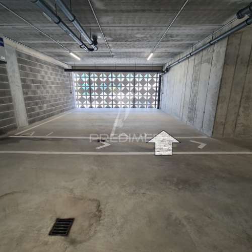 Lugar de garagem junto à praia canidelo