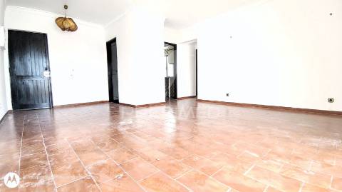 Apartamento t2 com amplo terraço na qta.do romão,quarteira