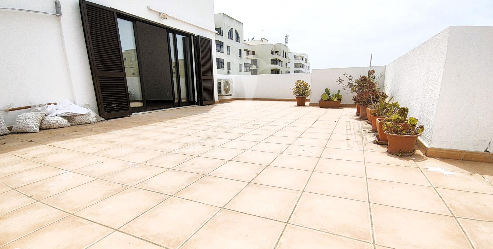 Apartamento t2 com amplo terraço na qta.do romão,quarteira