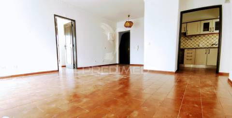 Apartamento t2 com amplo terraço na qta.do romão,quarteira