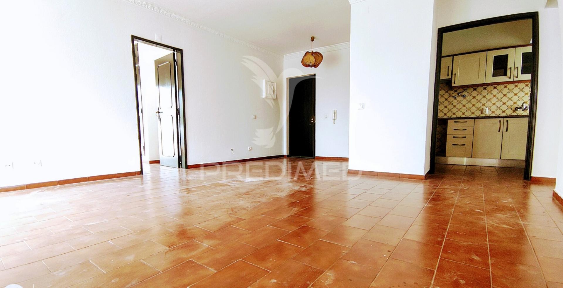 Apartamento t2 com amplo terraço na qta.do romão,quarteira