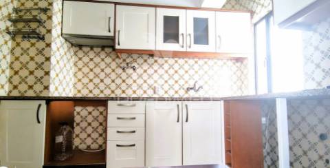 Apartamento t2 com amplo terraço na qta.do romão,quarteira