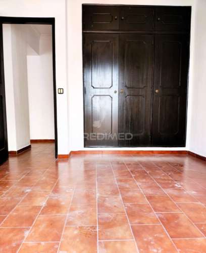 Apartamento t2 com amplo terraço na qta.do romão,quarteira