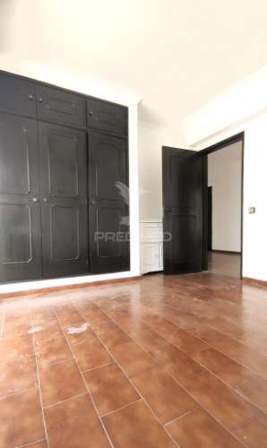 Apartamento t2 com amplo terraço na qta.do romão,quarteira