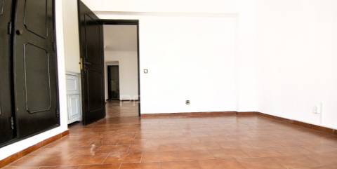 Apartamento t2 com amplo terraço na qta.do romão,quarteira