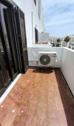 Apartamento t2 com amplo terraço na qta.do romão,quarteira