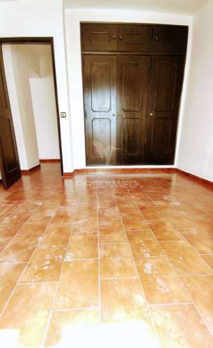 Apartamento t2 com amplo terraço na qta.do romão,quarteira