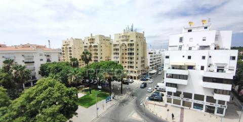 Apartamento t2 com amplo terraço na qta.do romão,quarteira