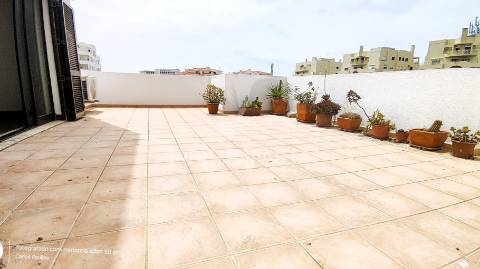 Apartamento t2 com amplo terraço na qta.do romão,quarteira