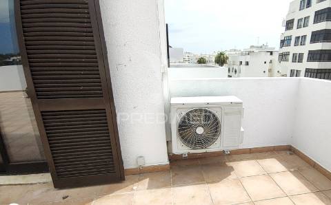 Apartamento t2 com amplo terraço na qta.do romão,quarteira