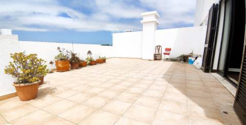 Apartamento t2 com amplo terraço na qta.do romão,quarteira