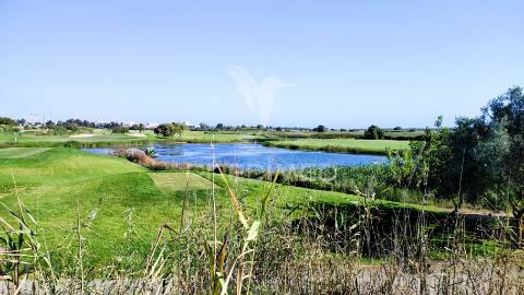 Apartamento t2 com amplo terraço na qta.do romão,quarteira