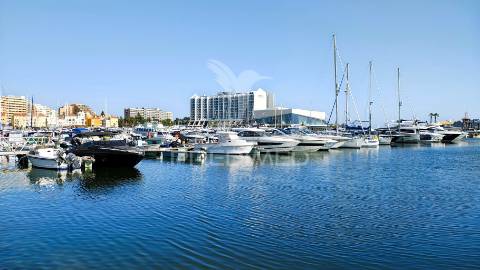 Apartamento t2 com amplo terraço na qta.do romão,quarteira