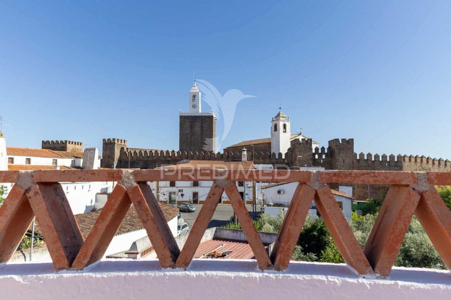 Residencial com 9 quartos, café e loja, no centro do alandroal