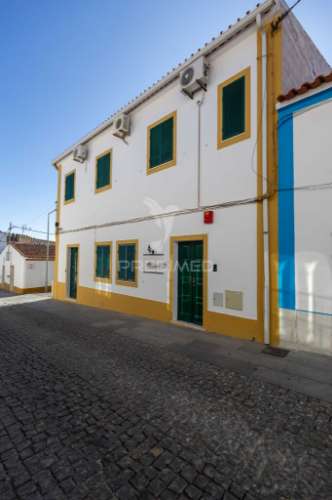Residencial com 9 quartos, café e loja, no centro do alandroal