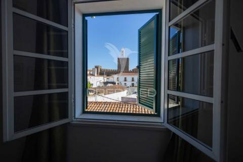 Residencial com 9 quartos, café e loja, no centro do alandroal