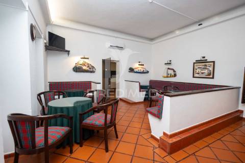 Residencial com 9 quartos, café e loja, no centro do alandroal