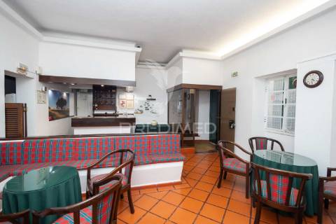 Residencial com 9 quartos, café e loja, no centro do alandroal