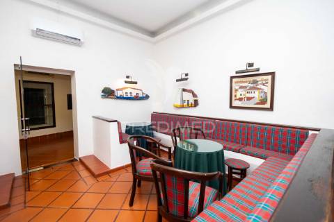 Residencial com 9 quartos, café e loja, no centro do alandroal