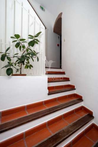 Residencial com 9 quartos, café e loja, no centro do alandroal