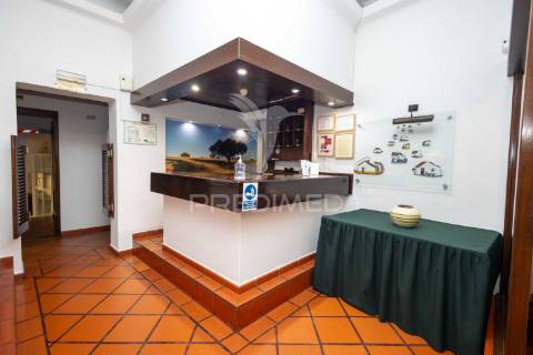 Residencial com 9 quartos, café e loja, no centro do alandroal