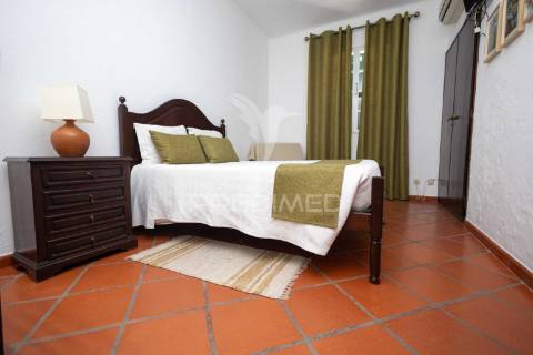 Residencial com 9 quartos, café e loja, no centro do alandroal