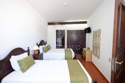 Residencial com 9 quartos, café e loja, no centro do alandroal