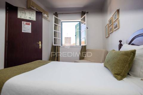 Residencial com 9 quartos, café e loja, no centro do alandroal