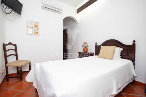 Residencial com 9 quartos, café e loja, no centro do alandroal