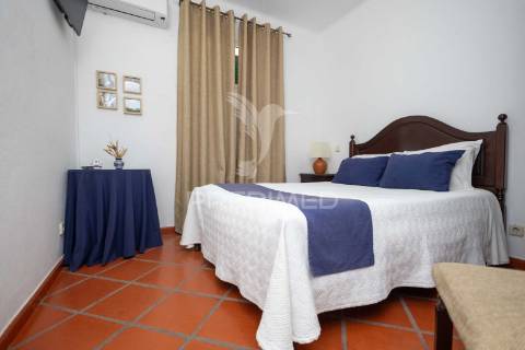 Residencial com 9 quartos, café e loja, no centro do alandroal