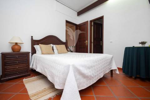 Residencial com 9 quartos, café e loja, no centro do alandroal