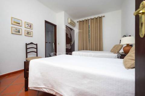 Residencial com 9 quartos, café e loja, no centro do alandroal