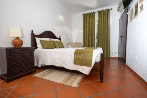 Residencial com 9 quartos, café e loja, no centro do alandroal