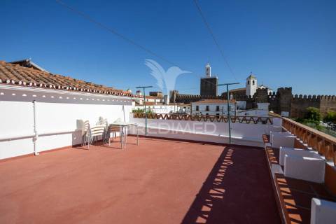 Residencial com 9 quartos, café e loja, no centro do alandroal