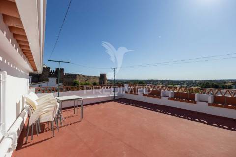 Residencial com 9 quartos, café e loja, no centro do alandroal