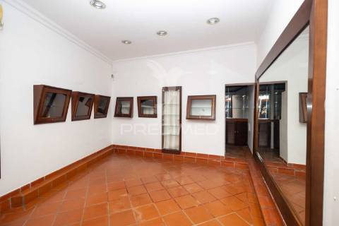 Residencial com 9 quartos, café e loja, no centro do alandroal