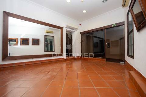 Residencial com 9 quartos, café e loja, no centro do alandroal